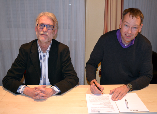 Präsident H. Franzen (r.) und Vizepräsident F. Schroeder unterzeichnen die Selbstverpflichtungserklärung