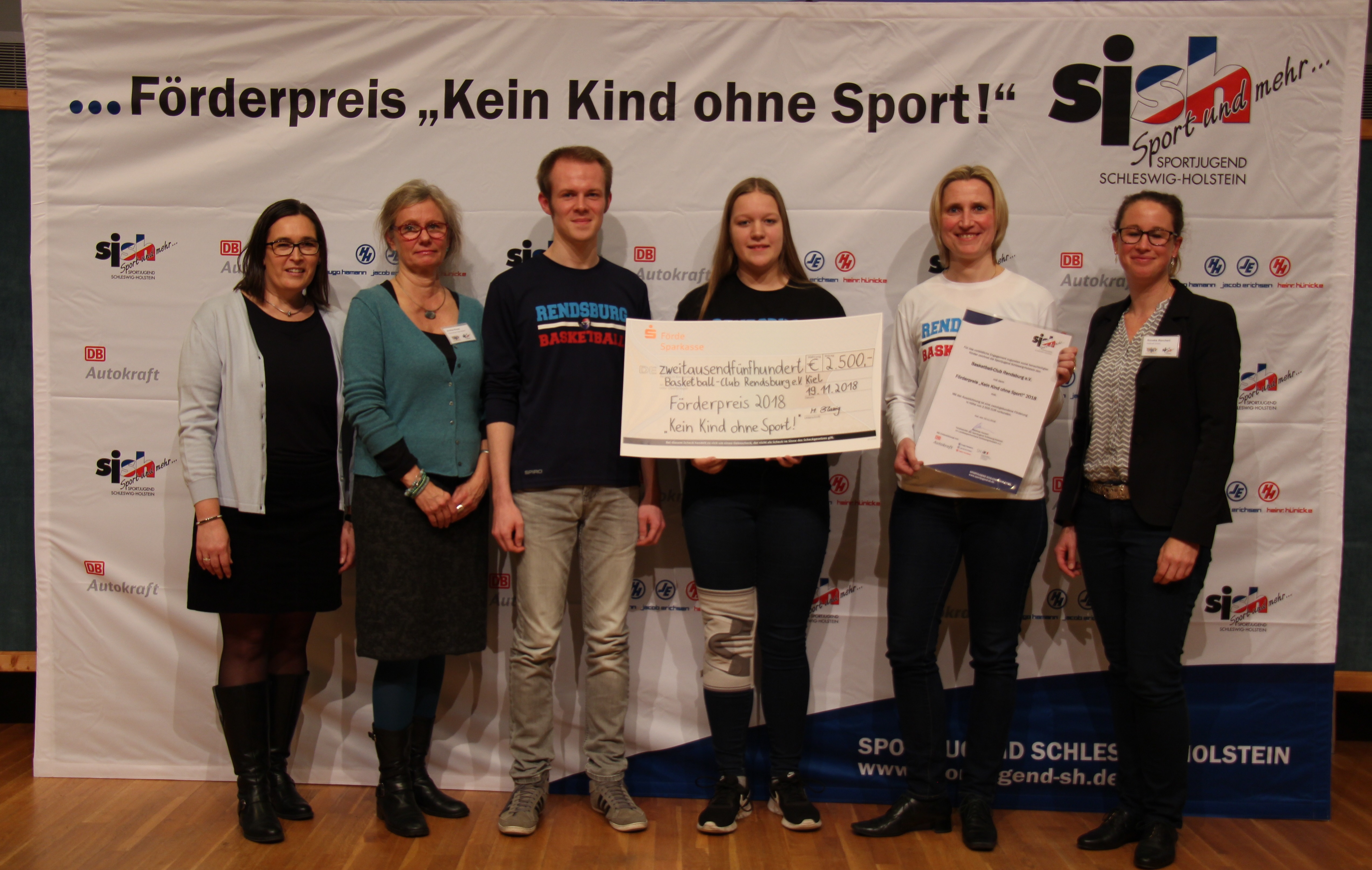 Von links nach rechts: Marion Blasig (Sportjugend Schleswig-Holstein), Andrea Kraus (Firmengruppe Hugo Hamann, Heinr. Hünicke und Jacob Erichsen), Timo Wöhlst, Lena Köhncke und Antje Mevius (alle Basketball-Club Rendsburg) sowie Anneke Borchert (Autokraft GmbH).